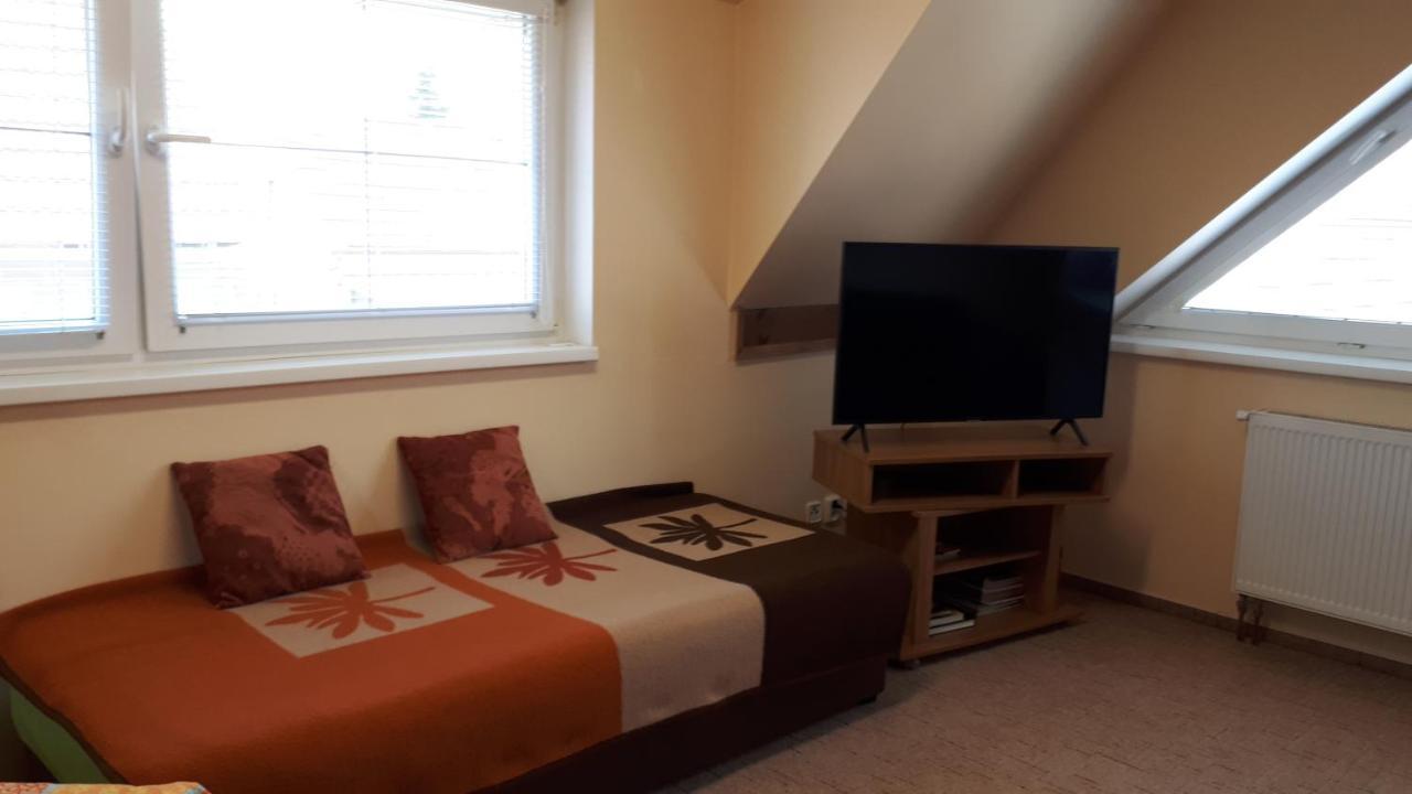 Apartman Koi Apartment Veltrusy Екстериор снимка